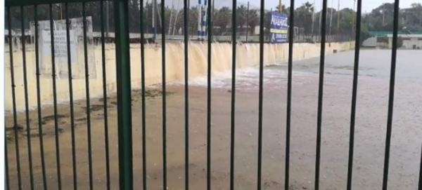 Πλημμύρισε το γήπεδο της Παλλήνης από την καταιγίδα