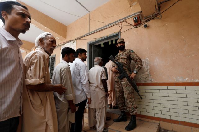 Πακιστάν: 28 νεκροί σε βομβιστική επίθεση εναντίον εκλογικού κέντρου