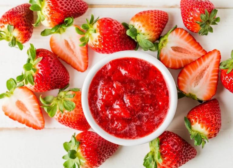 Εύκολη συνταγή για σπιτική σάλτσα φράουλας