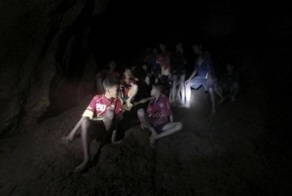 Ταϊλάνδη: Ελπίδα στα εγκλωβισμένα παιδιά από… πρώην εγκλωβισμένο μεταλλωρύχο στη Χιλή