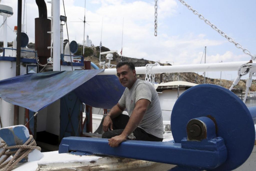 Πυρκαγιές Αττικής : Αιγύπτιος ψαράς έσωσε με το καΐκι του ανθρώπινες ζωές