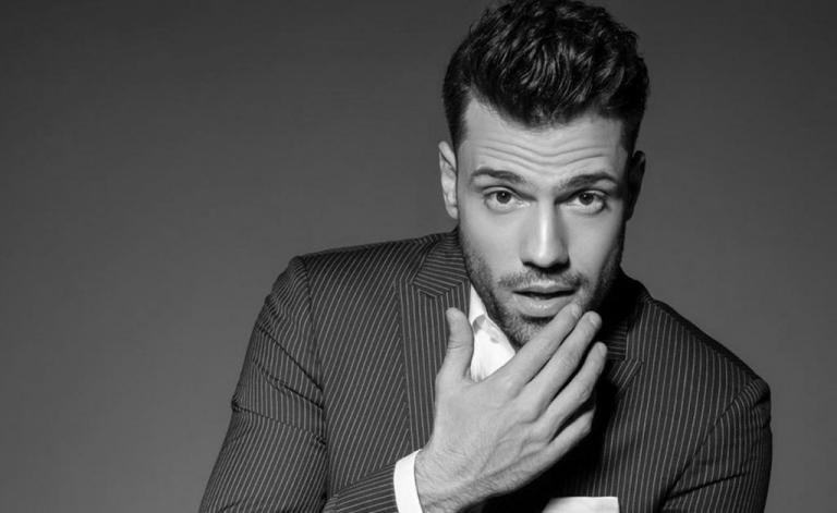 Τι κοιτάει ο Κωνσταντίνος Αργυρός;