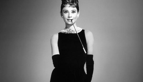 Το φόρεμα της Όντρει Χέπμπορν από το «Πρόγευμα στο Τίφανις» αναβαθμίζεται