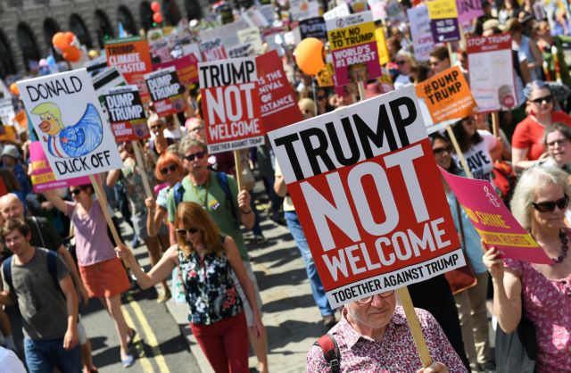 Χιλιάδες άνθρωποι στους δρόμους του Λονδίνου διαδήλωσαν κατά του Τραμπ