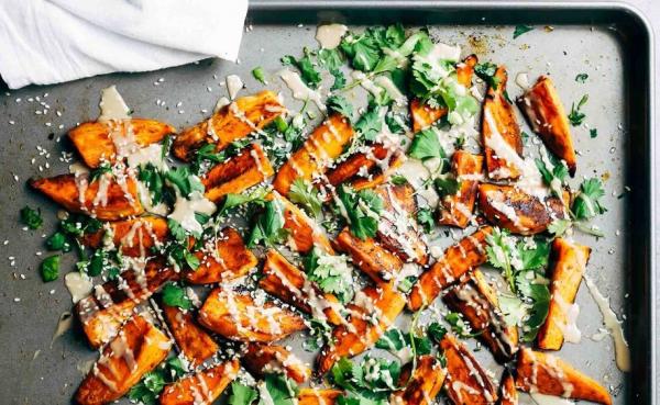 Ψητές γλυκοπατάτες με σουσάμι και ταχίνι