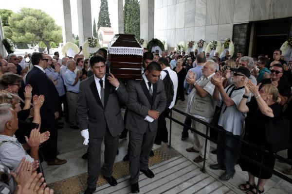 Το τελευταίο αντίο στον Μάνο Ελευθερίου