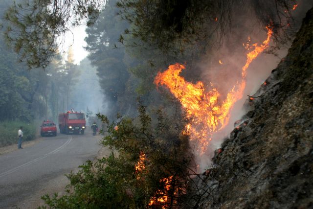 Μεγάλη φωτιά στα Χανιά - Εκκενώθηκε το χωριό Σπίνα
