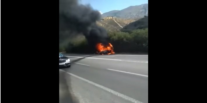 Ρέθυμνο : Αυτοκίνητο έπιασε φωτιά στη μέση του δρόμου