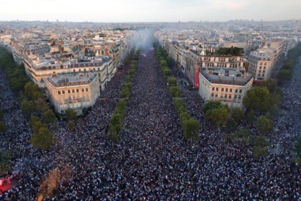 Η παρέλαση των πρωταθλητών κόσμου στο Παρίσι