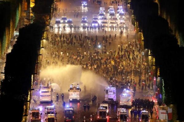 Μετέτρεψαν σε νύχτα κόλασης τη γιορτή στο Παρίσι