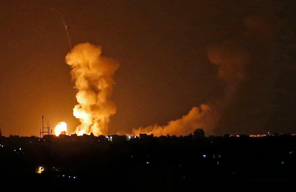 «Φλέγεται» η Γάζα - Νέοι σφοδροί βομβαρδισμοί και συγκρούσεις