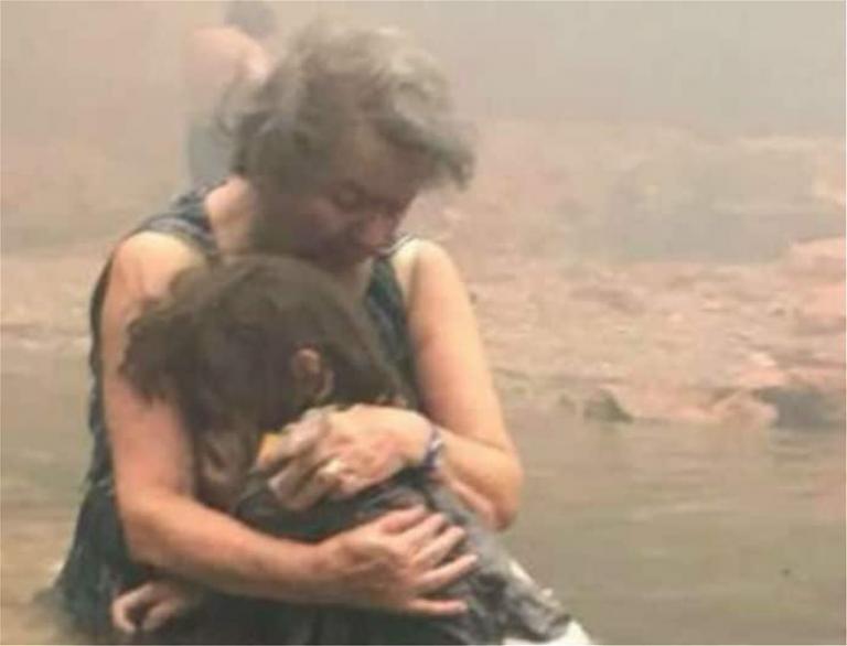 Μάτι : Η ιστορία της φωτογραφίας με τη γιαγιά και την 9χρονη στη θάλασσα