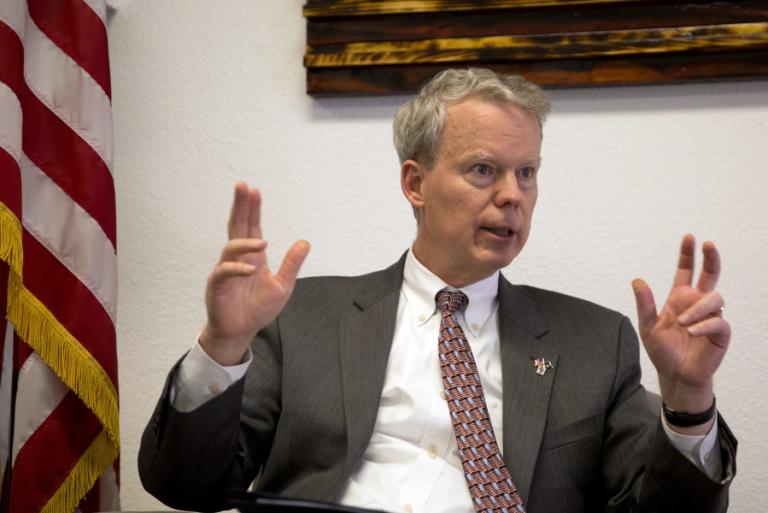 Φωτιές ανάβει στα Βαλκάνια ο πρεσβευτής των ΗΠΑ στην Πρίστινα