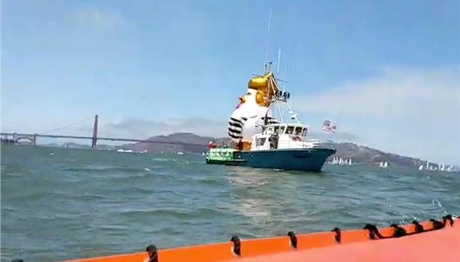 Η «κότα Τραμπ» σαλπάρει για Σαν Φρανσίσκο