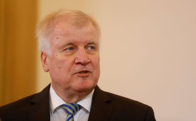 «Βουτιά» στα ποσοστά του Ζεεχόφερ μετά τη «σύγκρουση» με τη Μέρκελ