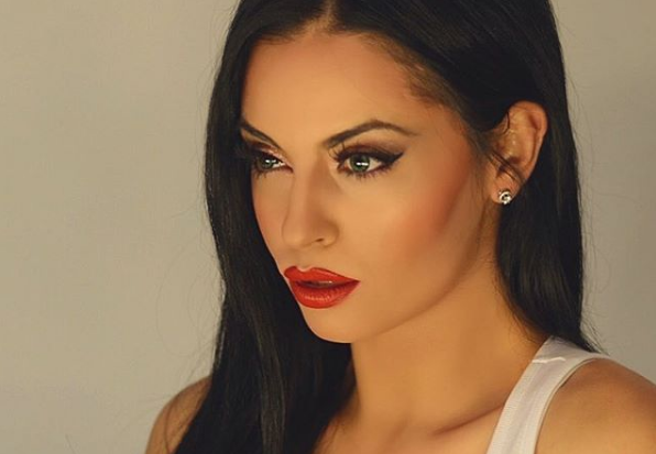 Η Δήμητρα Αλεξανδράκη ποζάρει γυμνόστηθη και «ρίχνει» το Instagram