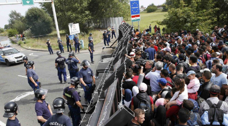 FT : Η Ουγγαρία συνεχίζει τη σκληρή της στάση προς τους πρόσφυγες