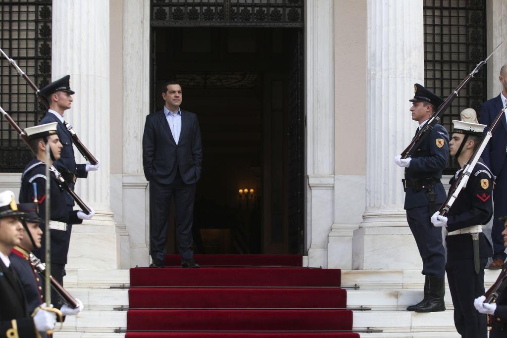 Στην κόψη του ξυραφιού η κυβέρνηση από τα τέσσερα… κακά της μοίρας