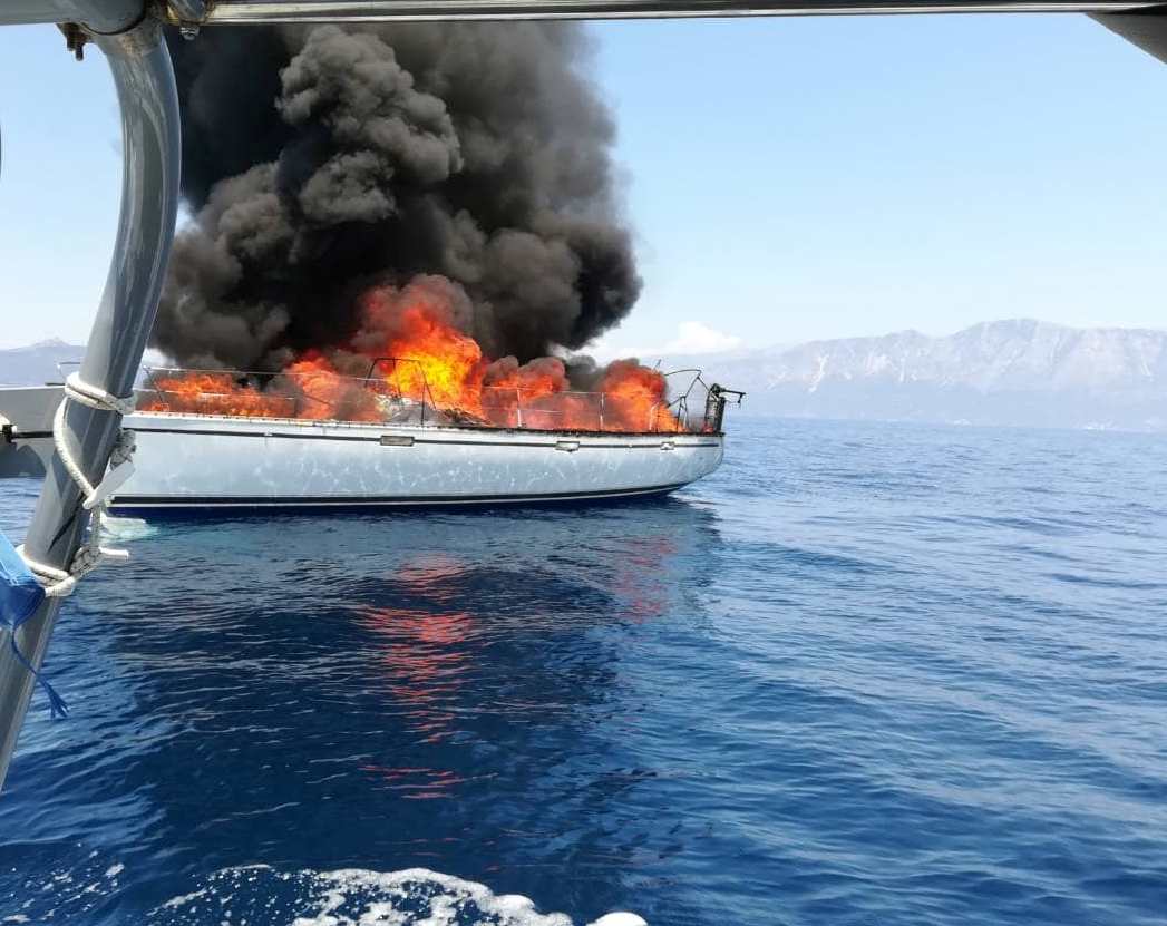 Ζάκυνθος: Ιστιοπλοϊκό σκάφος πήρε φωτιά και βυθίστηκε