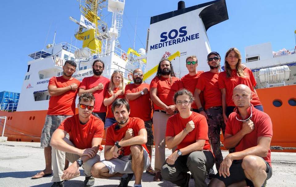 Χιλιάδες Ιταλοί φόρεσαν κόκκινα μπλουζάκια για τους μετανάστες - Ειρωνείες από Σαλβίνι