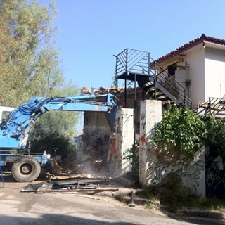 Κατεδαφίζεται κτίριο υπό κατάληψη στο λόφο του Στρέφη