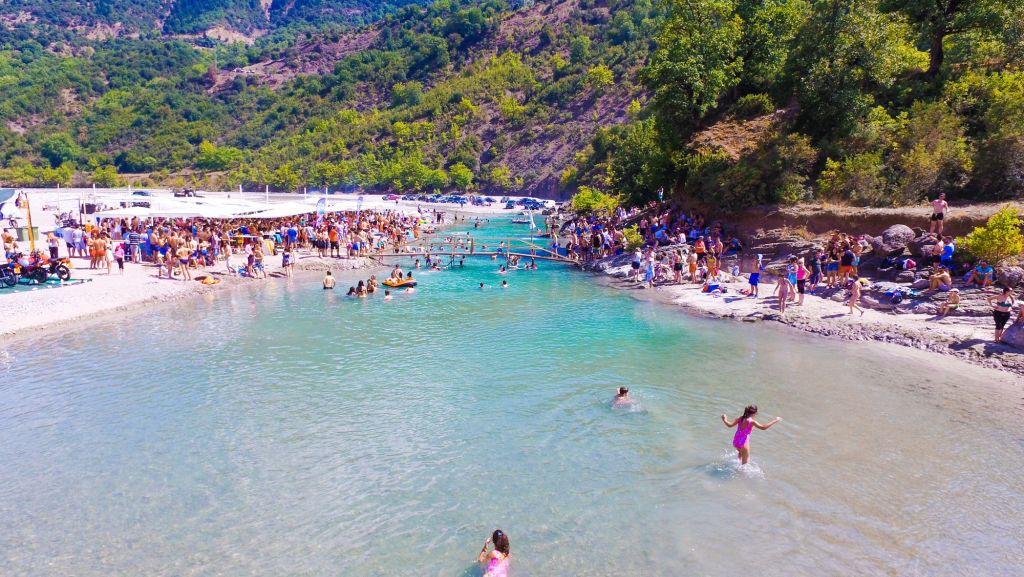 «Καλωσόρσαταν» στις γαλάζιες όχθες της κοιλάδας του Αχελώου