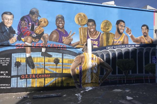 Άγνωστοι βανδάλισαν τοιχογραφία του ΛεΜπρόν στο Λος Άντζελες [Εικόνα]
