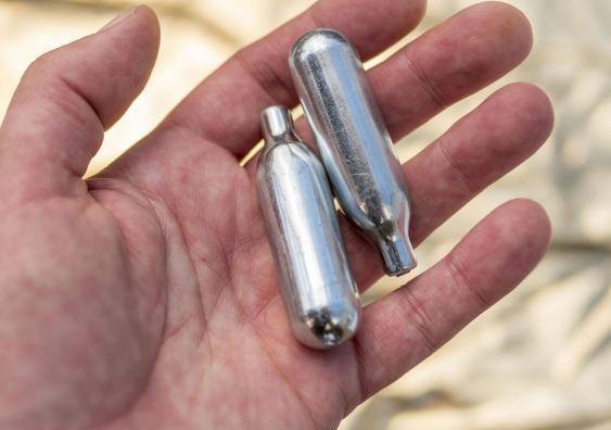 Νέες συλλήψεις στην Κρήτη για παράνομη πώληση αερίου του γέλιου