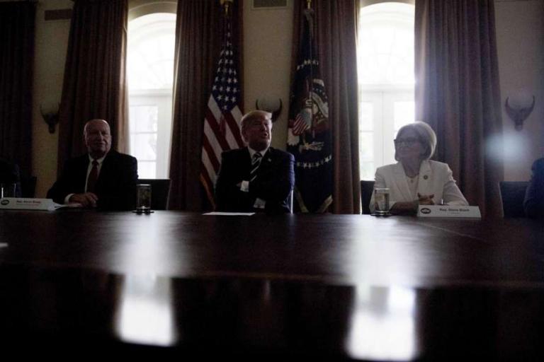 Οι μυστικές υπηρεσίες… άφησαν στο σκοτάδι τον Ντόναλντ Τραμπ (βίντεο)