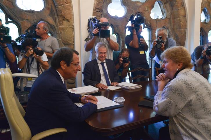 Τρίωρη συνάντηση Αναστασιάδη με την απεσταλμένη του γγ του ΟΗΕ