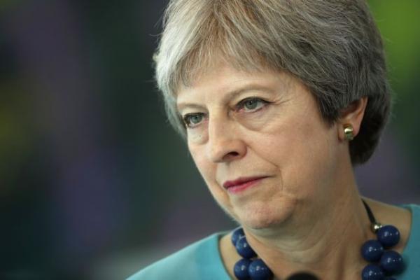 Με κίνδυνο άτακτου Brexit προειδοποιεί τώρα η Μέι