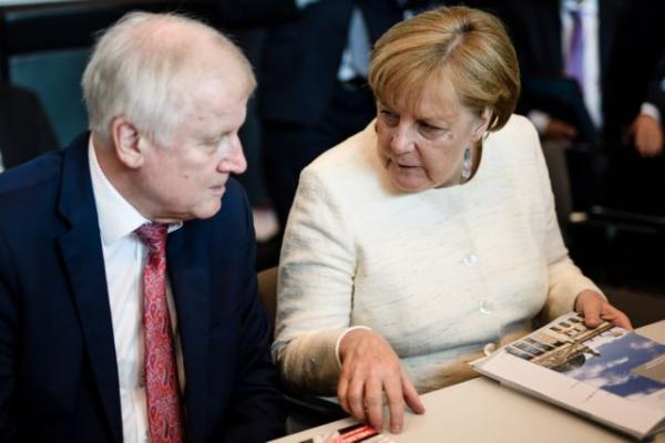 Γερμανία: Οι βουλευτές των δύο κομμάτων καλούν Μέρκελ και Ζεεχόφερ να τα βρουν