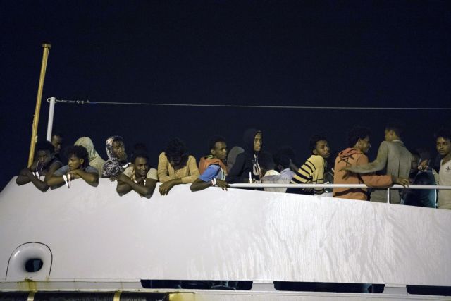 Στην Ιταλία οι 450 πρόσφυγες που επέβαιναν σε δύο στρατιωτικά πλοία