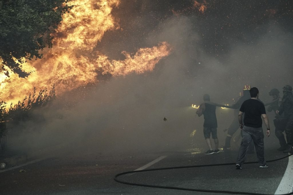 Το Μαξίμου «πουλάει» τη θεωρία του εμπρησμού για αποσταθεροποίηση της κυβέρνησης