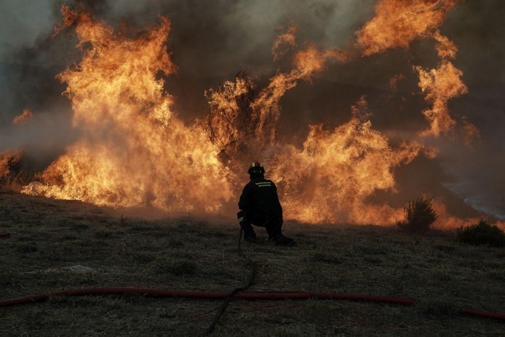 Τρομερό βίντεο: Ο καταδρομέας που σώζει την οικογένειά του από τη φωτιά
