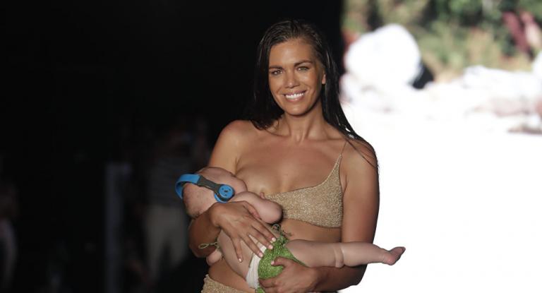 Μοντέλο περπάτησε στην πασαρέλα θηλάζοντας το μωρό της