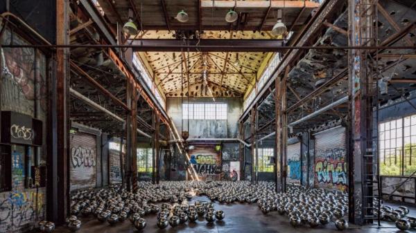 Ένα γκαράζ στη Νέα Υόρκη γέμισε με καθρέπτες