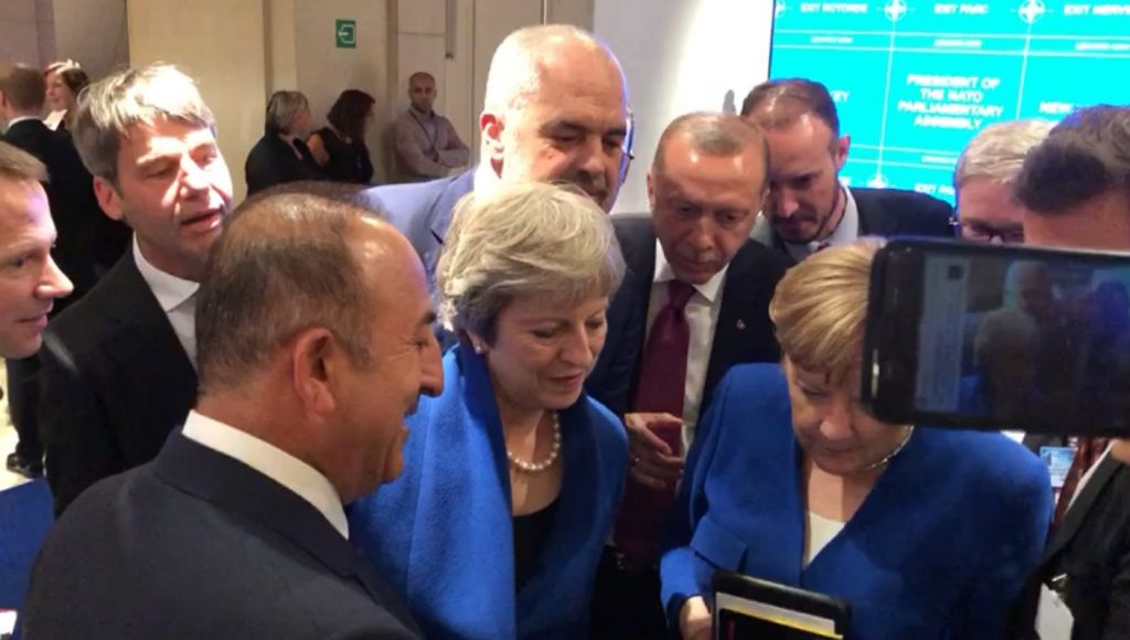Οι ηγέτες των χωρών βλέπουν Κροατία - Αγγλία στη Σύνοδο του ΝΑΤΟ