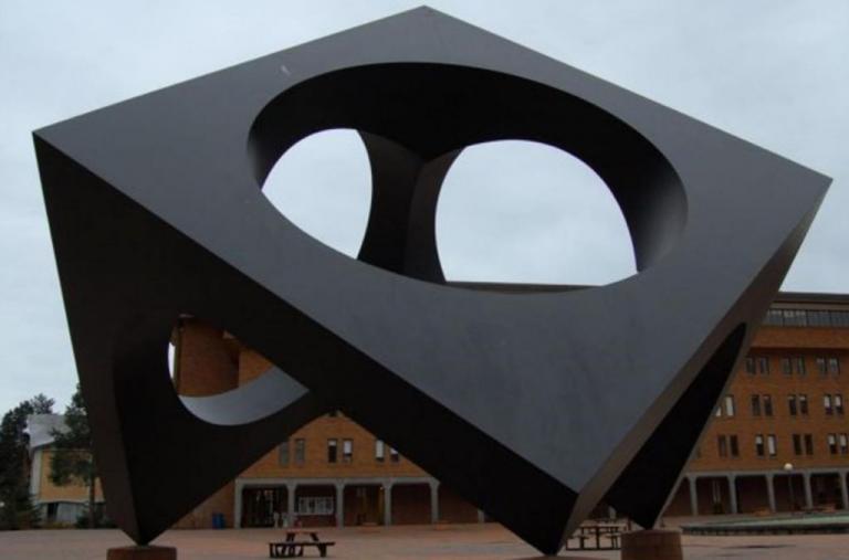 Το γλυπτό του Noguchi «πυξίδα» για το Πορτοχέλι