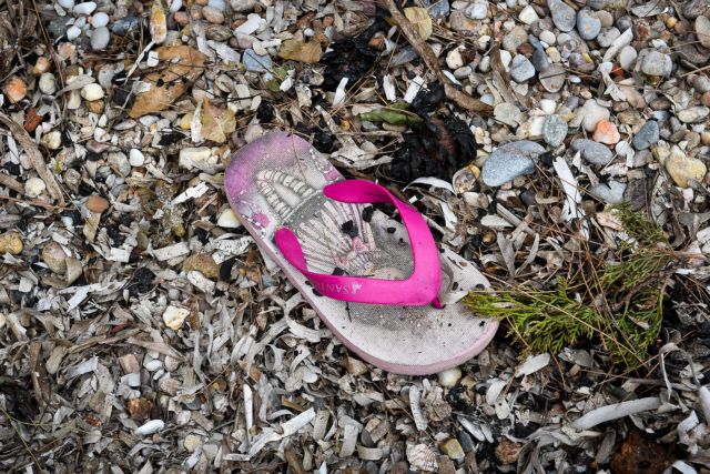 Η θάλασσα ξεβράζει προσωπικά αντικείμενα αυτών που βούτηξαν για να σωθούν [Εικόνες]