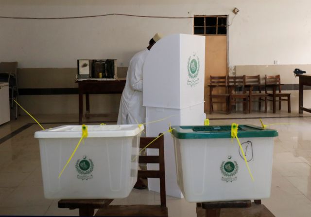 Πακιστάν: Άνοιξαν οι κάλπες για τις βουλευτικές εκλογές