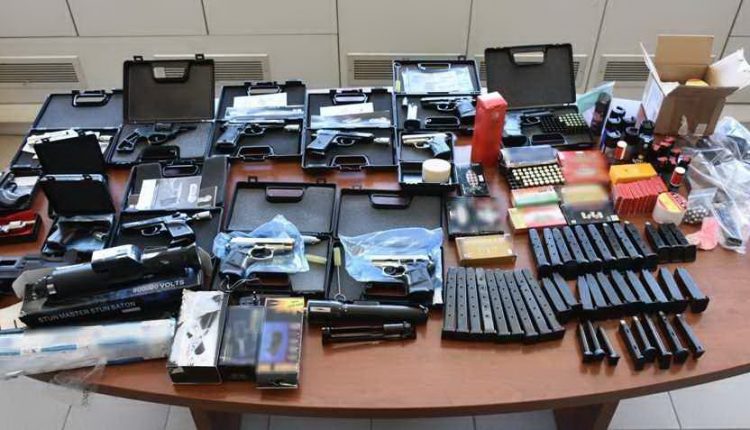 Συνεχίζονται οι συλλήψεις για το κύκλωμα λαθρεμπορίου όπλων – Έφτασαν σε 22 πελάτες