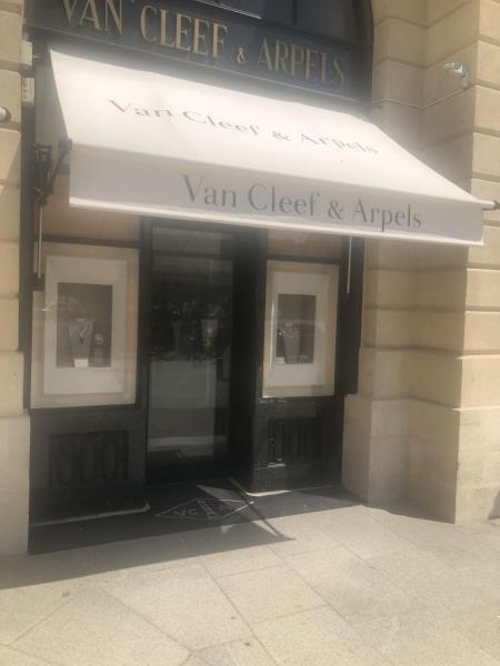 Παρίσι-Αποστολή. Οι βιτρίνες των μεγάλων οίκων «παρουσιάζουν» την χειμερινή μόδα…