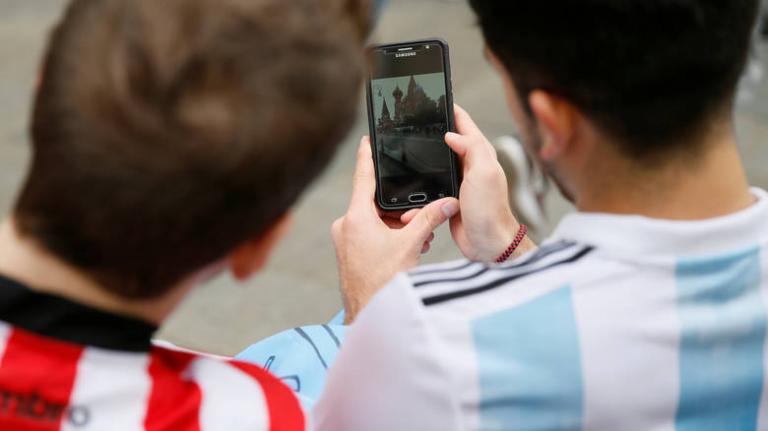 Πήγαν στο θέατρο για να παρακολουθήσουν… Μουντιάλ