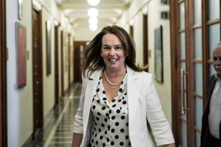 Στο Μάτι πεθαίνουν και στο Σύνταγμα τραγουδάνε