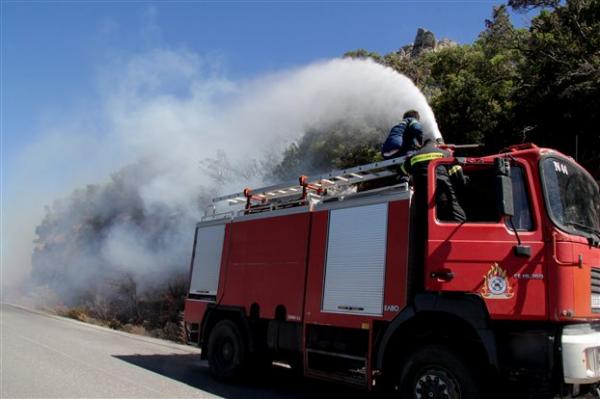 Νταλίκα κάηκε ολοσχερώς στην εθνική οδό Αθηνών-Κορίνθου [Εικόνες]