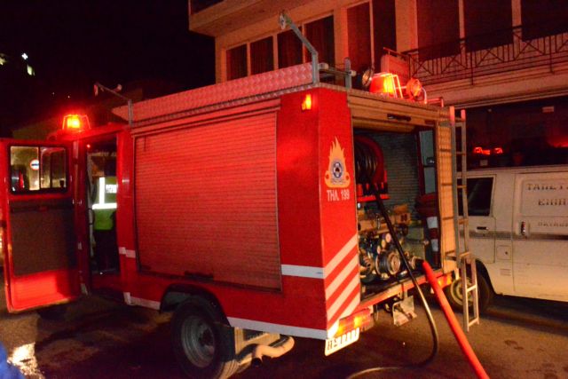 Απεγκλώβισαν άντρα από φλεγόμενο διαμέρισμα στο Ιλιον