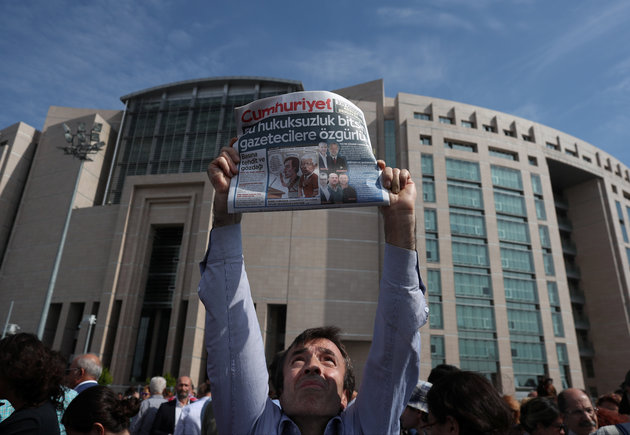Δημοσιογράφος της Cumhuriyet καταδικάστηκε σε διετή φυλάκιση