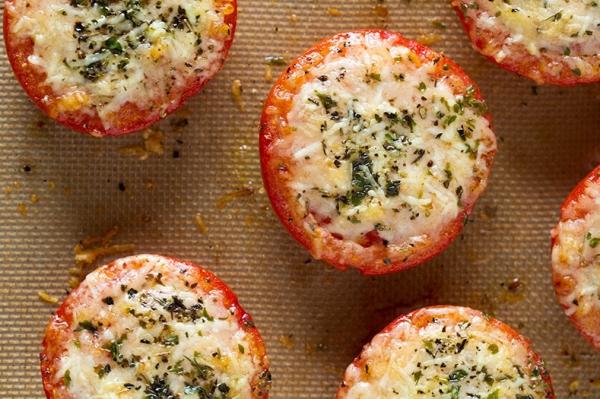 Ντομάτες στον φούρνο με παρμεζάνα και σκόρδο