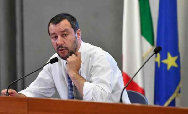 «Στοπ» στις αφίξεις πλοίων με πρόσφυγες ζητά ο Σαλβίνι